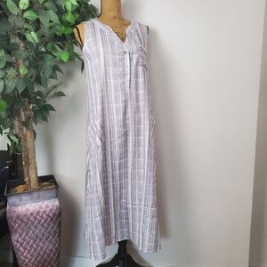 Chic Sleeveless Maxi Dress in Gray and White Stripes Women's Size Medium*
